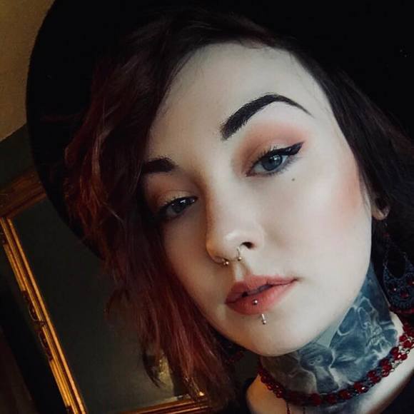 Profile Picture of Danielle Breen (@danielle_breen) on Poshmark