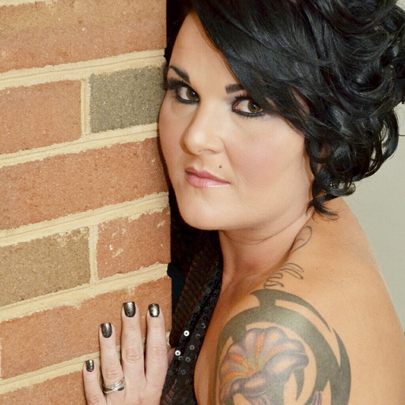 Profile Picture of Debra Newton (@dnewton80) on Poshmark