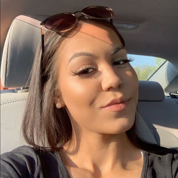 Profile Picture of Alexis Hammock (@alexis_hammock) on Poshmark