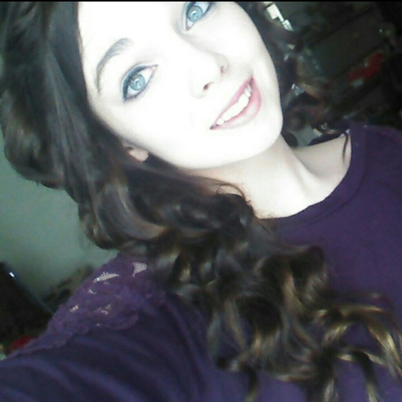 Profile Picture of Bri Ponstein (@bponstein) on Poshmark