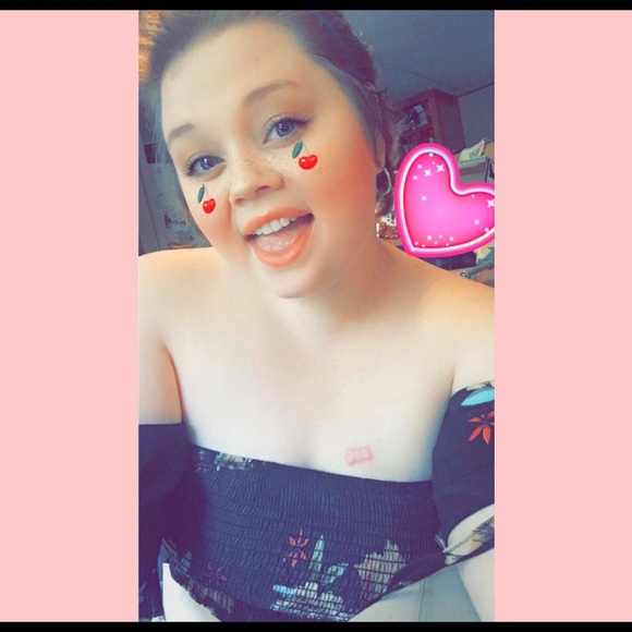 Profile Picture of Robynn Wiley (@rwiley18) on Poshmark