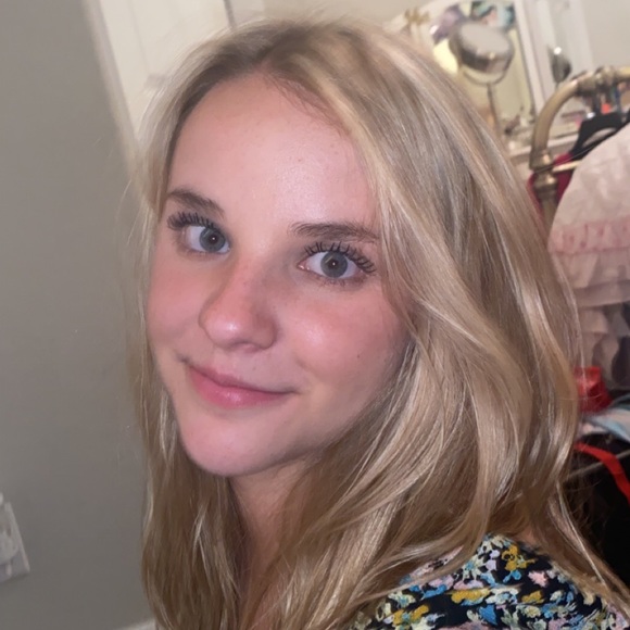 Mia Satriano - Poshmark Profile Picture of Mia Satriano (@mia_satriano) on Poshmark