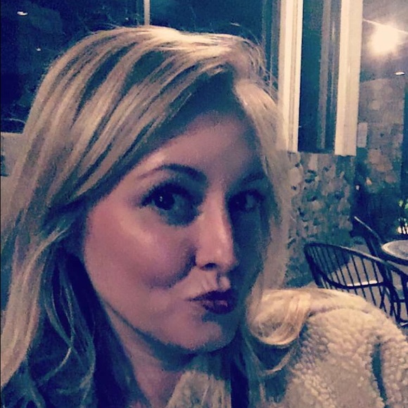 Profile Picture of Amanda Cloyes (@acloyes) on Poshmark