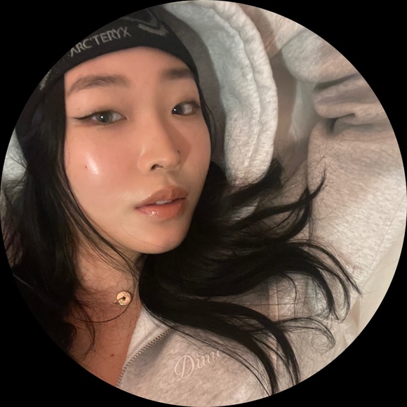 Profile Picture of Caro caro Bonito (@carolinekim1221) on Poshmark
