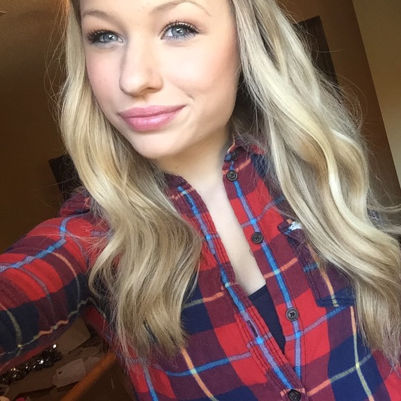 Profile Picture of Brooke Wehmeyer (@bwehmeyer) on Poshmark