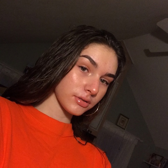 Profile Picture of Rosie Mandeville (@rosiemandeville) on Poshmark