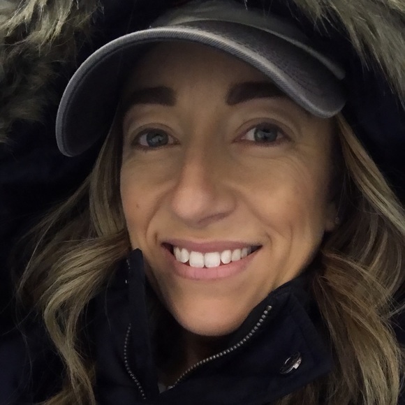 Profile Picture of Renee Fontaine (@itsreneerozay) on Poshmark