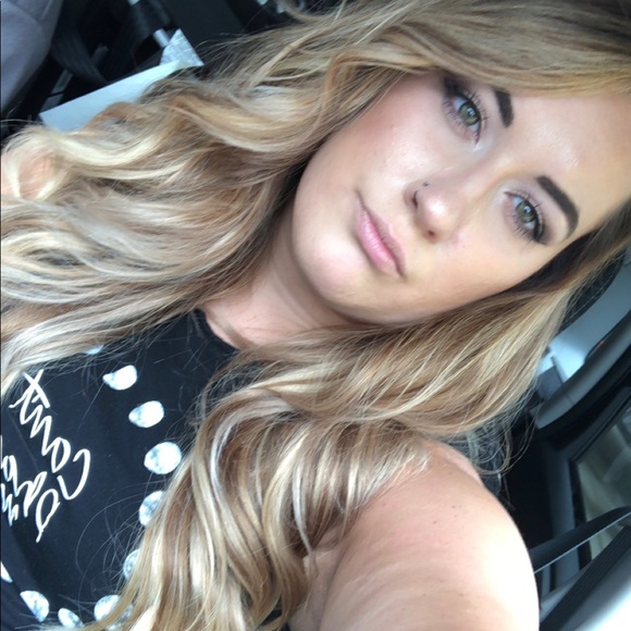 Profile Picture of Laura Neuner (@lauraaneuner) on Poshmark