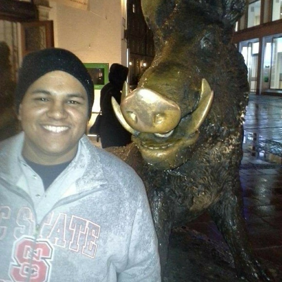 Profile Picture of Cesar Michael (@cesarmichael27) on Poshmark