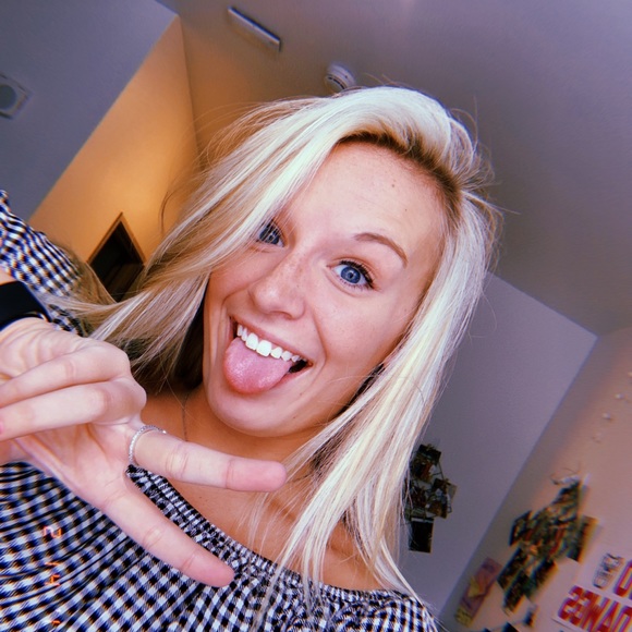 Profile Picture of Maddie Fessel (@maddiefes) on Poshmark