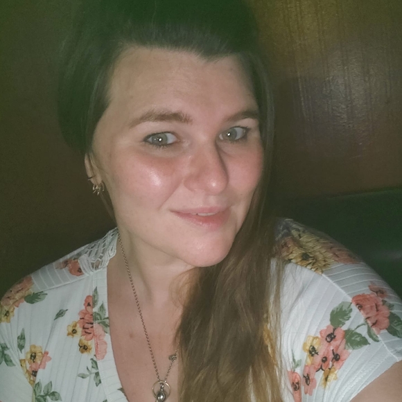 Profile Picture of Crystal Graves (@crystalg1217) on Poshmark