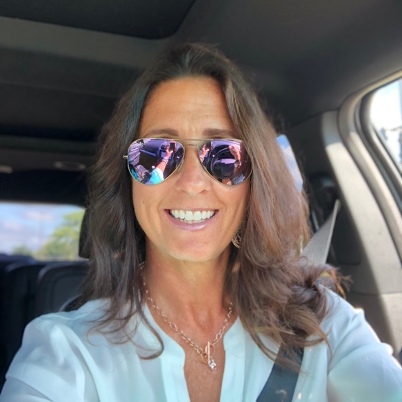 Profile Picture of Debra Cagigal (@dlcagigal) on Poshmark