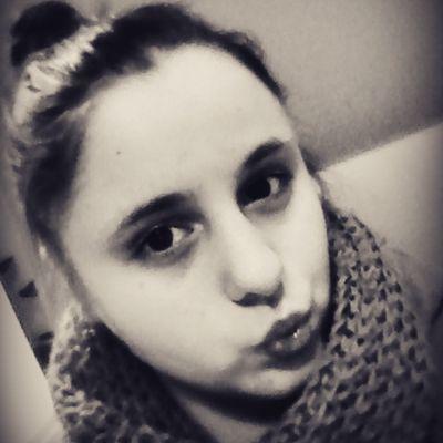 Profile Picture of Julia Henn (@bambimicky96) on Twitter