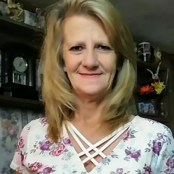 Profile Picture of Debbie Sellers (@debbiesellers) on Poshmark