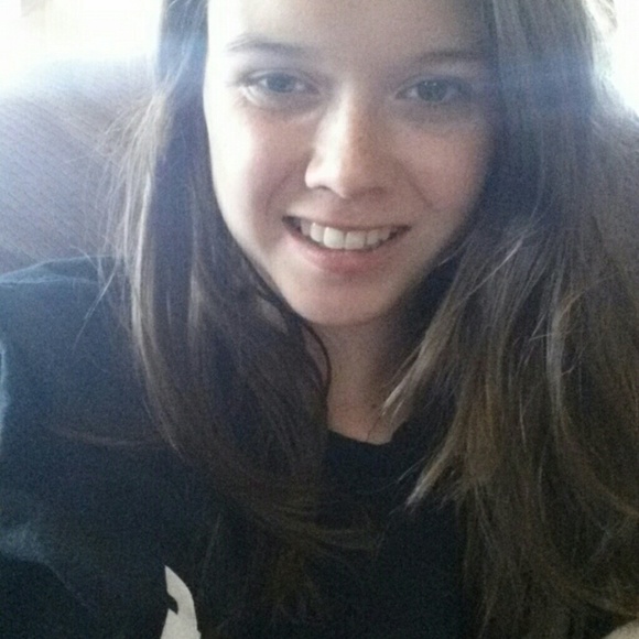 Profile Picture of Carly Bell (@carlybell14) on Poshmark