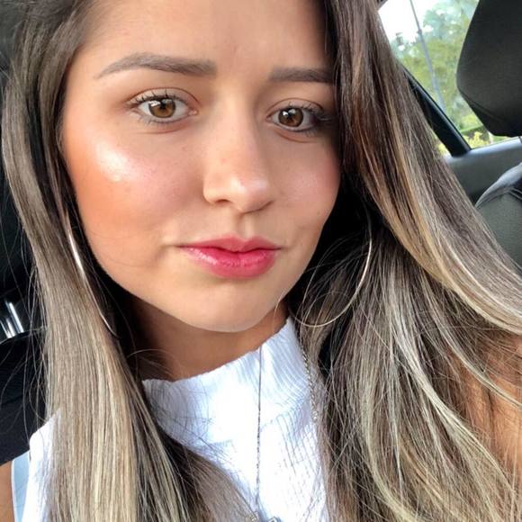 Profile Picture of Bianca Fernandes (@biancafo24) on Poshmark