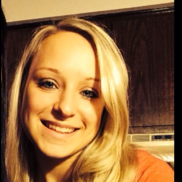 Profile Picture of Melissa Gilhooly (@melissagilhooly) on Poshmark