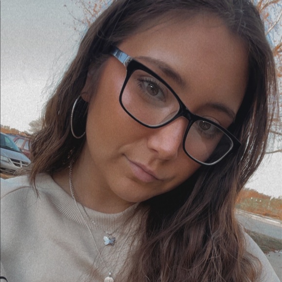 Profile Picture of Samantha Mcbeath (@s_mcbeath) on Poshmark