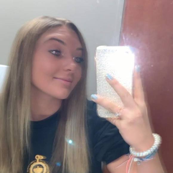 Profile Picture of Lexi Frantti (@lexifrantti) on Poshmark
