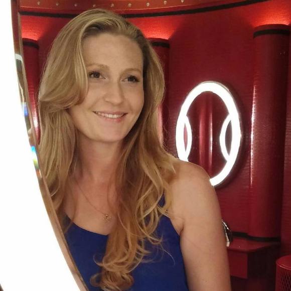 Profile Picture of Nicole Bessel (@nicole21ny) on Poshmark