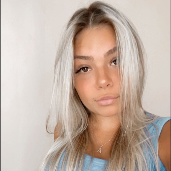 Profile Picture of Arianna Rolnick (@ariannarol) on Poshmark