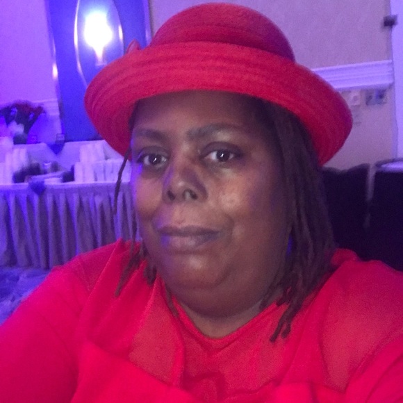 Profile Picture of Alice Dumas (@alicedumas) on Poshmark