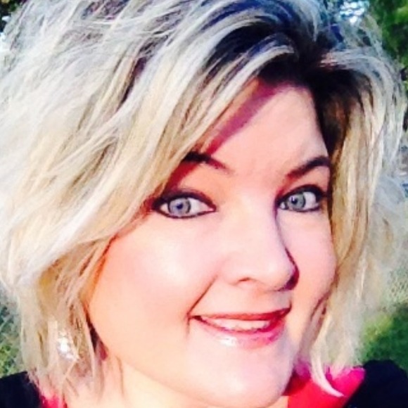 Profile Picture of Tracy Oates (@tracyoates17) on Poshmark