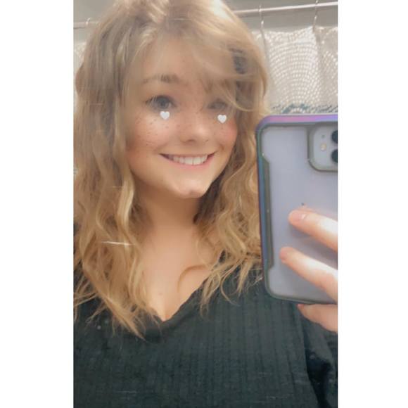 Profile Picture of Hailee Sladick (@kikdef) on Poshmark