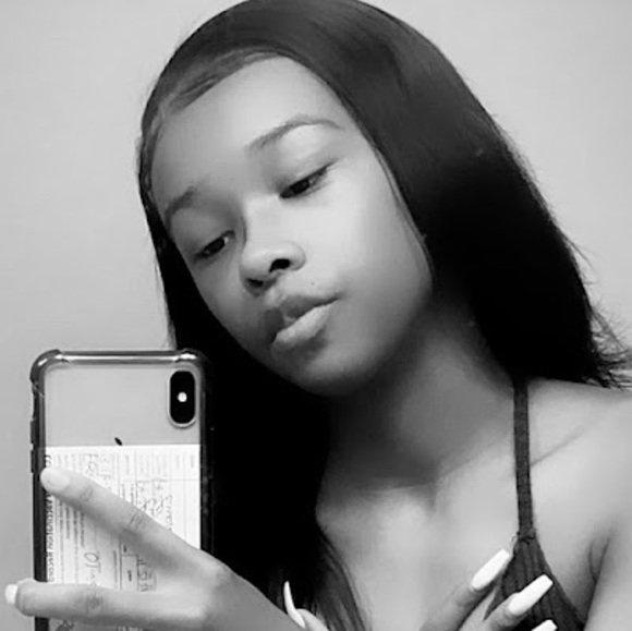 Profile Picture of Olivia Featherson (@livlorraine_) on Poshmark