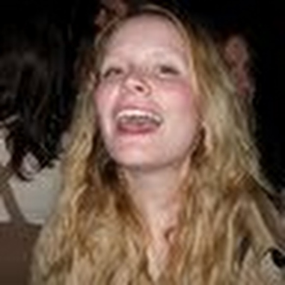 Profile Picture of Julie Combee (@julesmanchester) on Poshmark