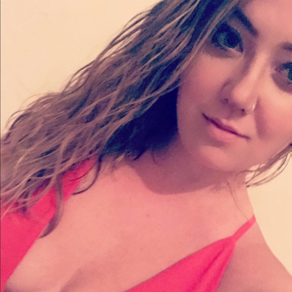 Profile Picture of Jess Platt (@jessplatt) on Poshmark