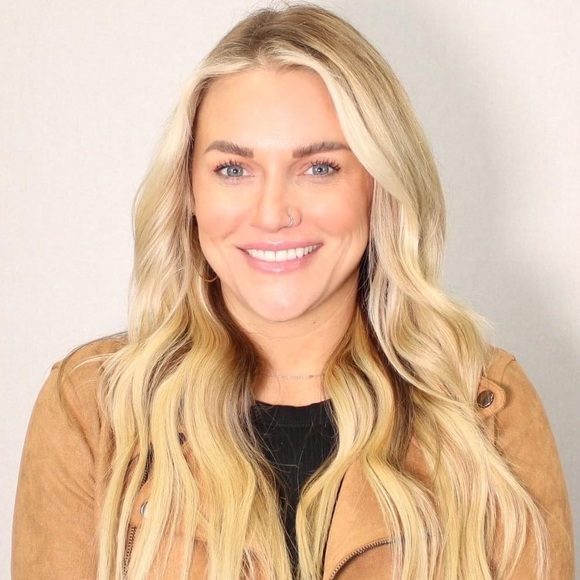 Profile Picture of Miranda Barrett (@mmwymore1) on Poshmark