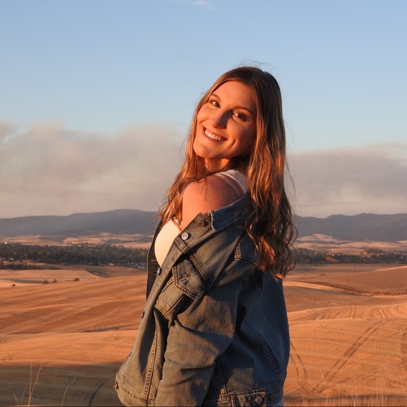 Profile Picture of Alexa Teneyck (@alexa_teneyck) on Poshmark