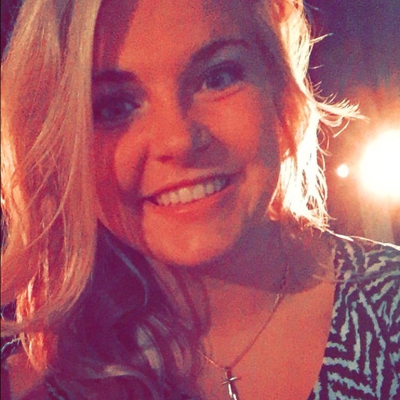 Profile Picture of Mackenzie Schmidt (@m_schmidt23) on Poshmark