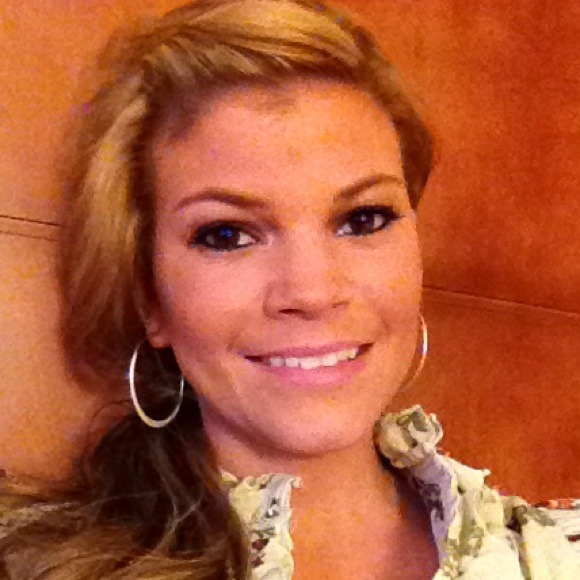 Profile Picture of Kelly Mcclune (@kmcclune88) on Poshmark
