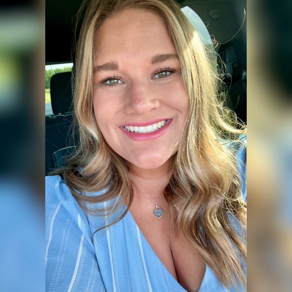 Profile Picture of Alexa Burns (@lexibuck9) on Poshmark