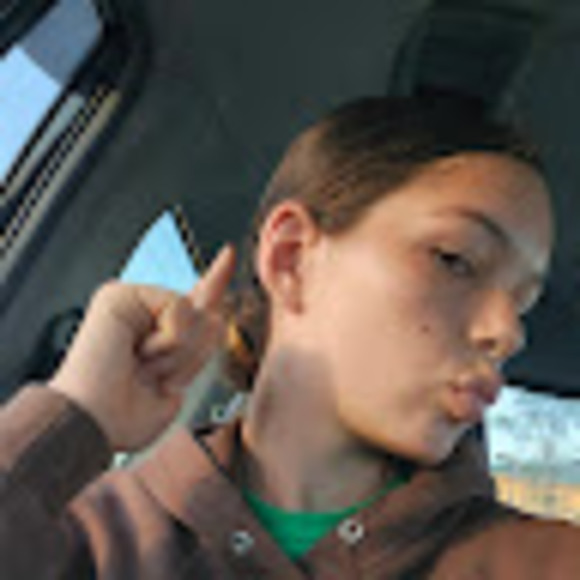 Profile Picture of Maluhia Ofarrell (@maluhiaofarrell) on Poshmark