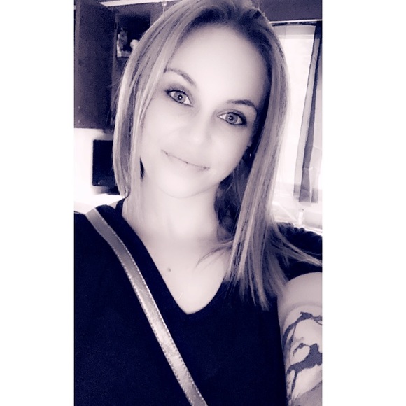 Profile Picture of Kate Cassala (@k_cassala) on Poshmark