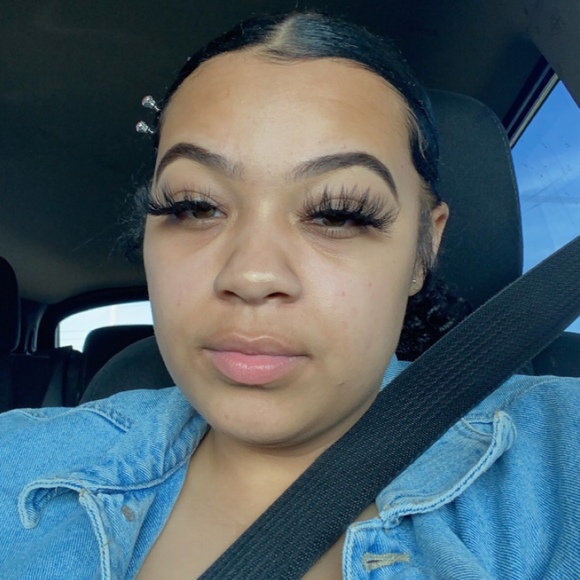 Profile Picture of Neeshia Hankerson (@neeshiiaa) on Poshmark