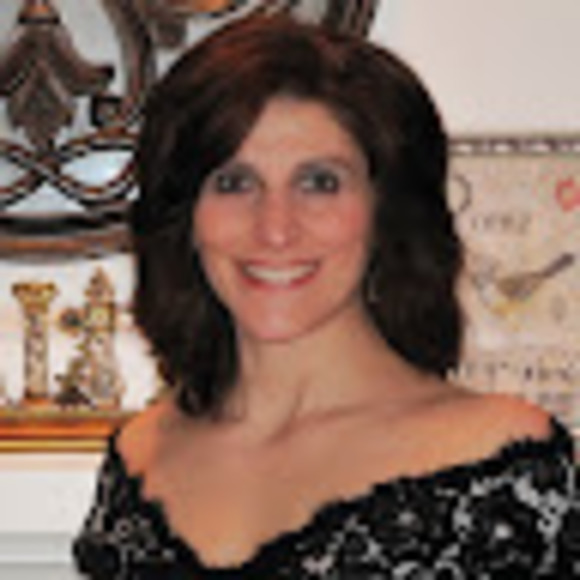 Profile Picture of Laura Zichi (@ltropic25) on Poshmark