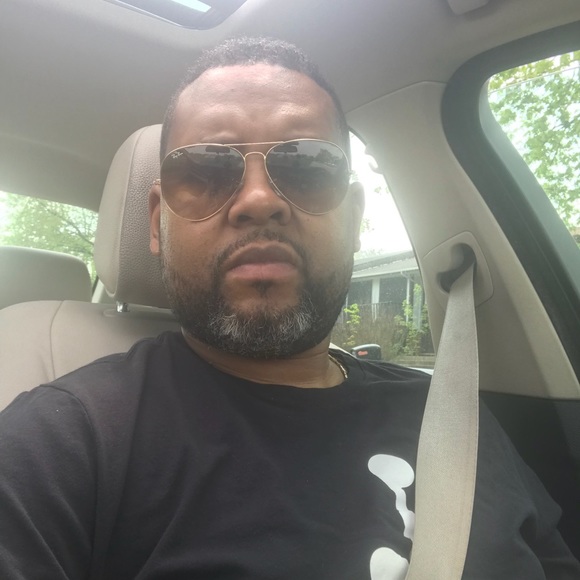 Profile Picture of Jevon Robertson (@jdrobertson13) on Poshmark