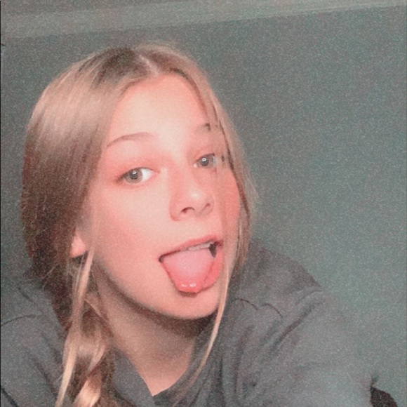 Profile Picture of Haley Van daele (@haleyvan9) on Poshmark
