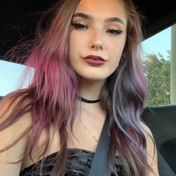 Profile Picture of Olivia Hinton (@olivialifted) on Poshmark