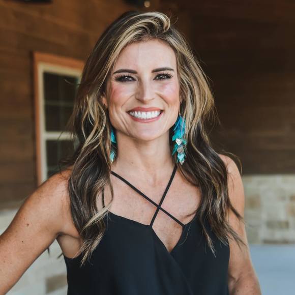 Profile Picture of Lisa Quinby (@lisaquinby5) on Poshmark