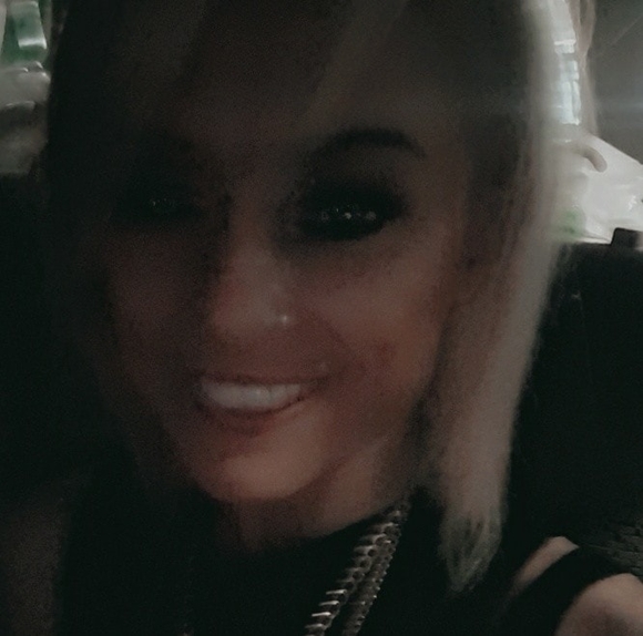 Profile Picture of Crystaal Quattrocchi (@crystaalq) on Poshmark