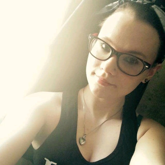 Profile Picture of April Thacker (@aprilthacker59) on Poshmark
