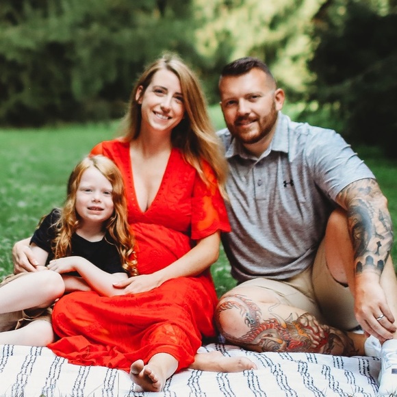 Profile Picture of Amanda Mayer (@amandae_m) on Poshmark