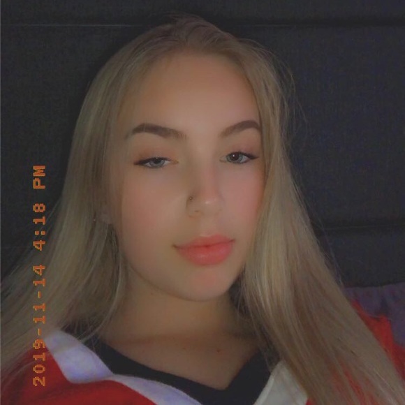 Profile Picture of Brianna Healey (@brianna_healey) on Poshmark