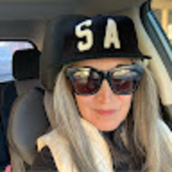 Profile Picture of Rebecca Berzewski (@rberzewski) on Poshmark