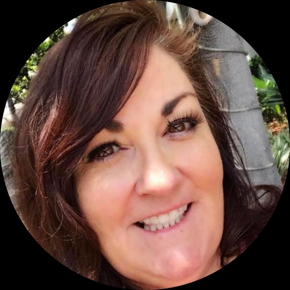 Profile Picture of Paula Lanham (@paulieparlour) on Poshmark